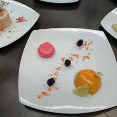 Una foto de Mousse de pilloncillo con relleno de jelly de tejocote y guayaba