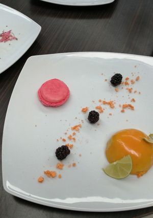 Una foto de Mousse de pilloncillo con relleno de jelly de tejocote y guayaba