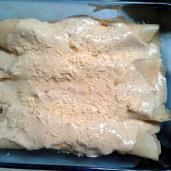 A picture of chicken crepes.