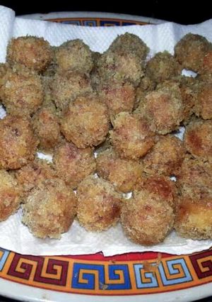 A picture of Bitterballen - Dutch snack.