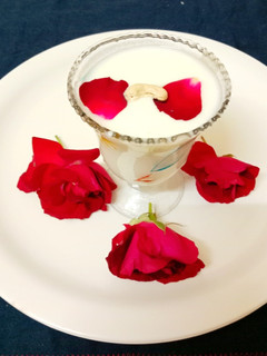 रोज (गुलाब) लस्सी (Rose (Gulab) lassi recipe in Hindi) रेसिपी मुख्य फोटो