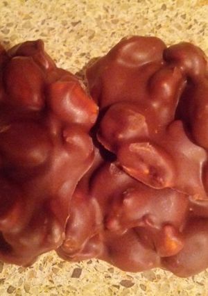 A picture of Chocolate peanut clusters.