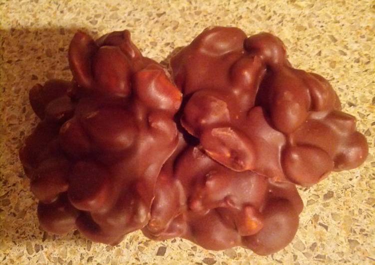 Steps to Prepare Yummy Chocolate peanut clusters