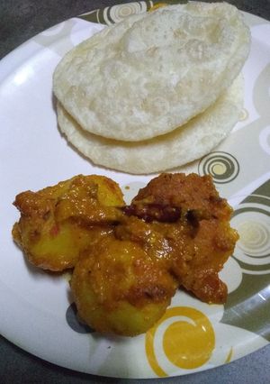 লুচি আলুর দম রেসিপির প্রধান ছবি
