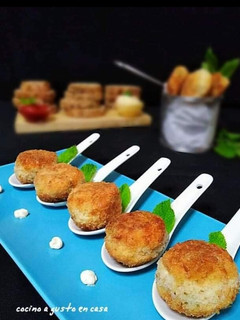 Una foto de Croquetas de bacalao y patata con alioli (cucharitas)