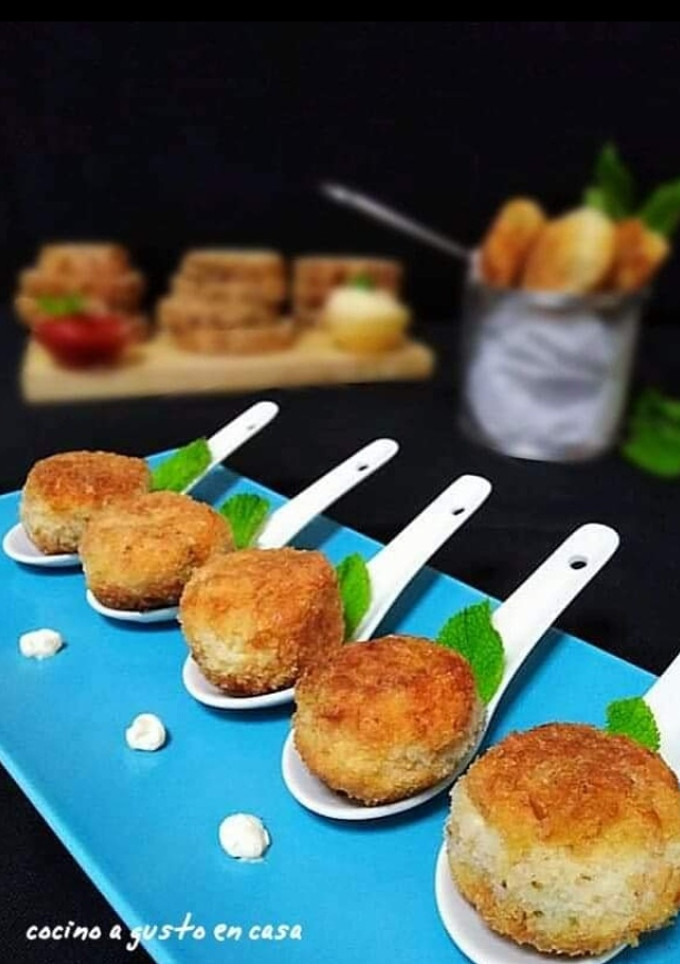 Una foto de Croquetas de bacalao y patata con alioli (cucharitas)