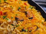 Una foto de paella marisco facil