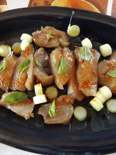Una foto de Aperitivo de bonito aliñado y cebolleta