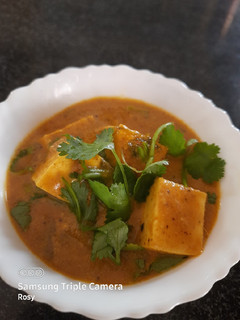 A picture of Paneer butter masala.