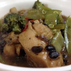 A picture of Chicken in Tausi Sauce.