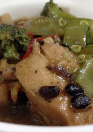 A picture of Chicken in Tausi Sauce.