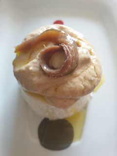 Una foto de Mousse parmesano de anchoas - atún y aceite de albahaca 3°rcta🍃