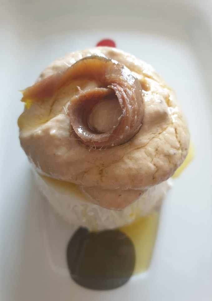 Una foto de Mousse parmesano de anchoas - atún y aceite de albahaca 3°rcta🍃