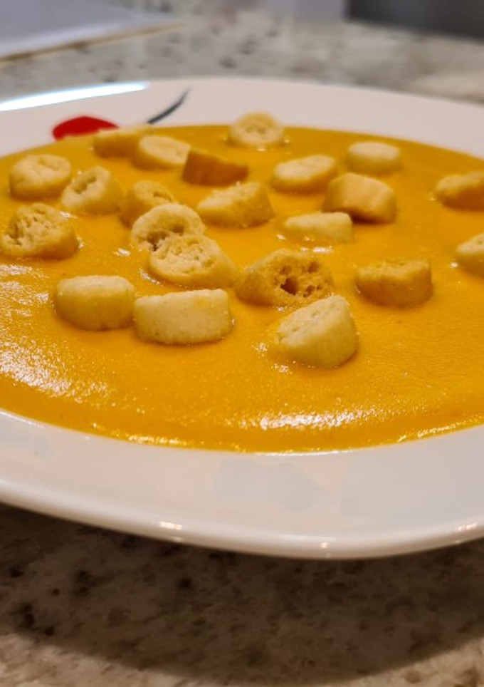 Una foto de Puré de verduras y fiambre de pavo al pimentón