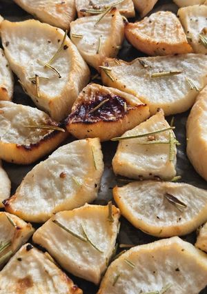 Una foto de Nabo con romero (o la hierba que prefieras) al horno 🦄 Snack saludable para una picadita keto 💪🏼