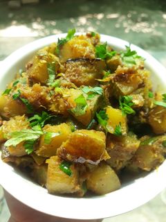 कद्दू की खट्टी मीठी सब्जी / पूरी (Kaddu ki khatti meethi sabzi/ puri recipe in hindi) रेसिपी मुख्य फोटो