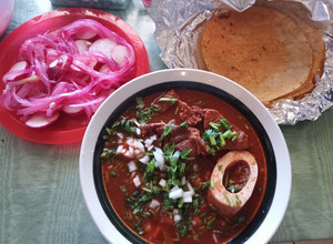 Una foto de Birria estilo Tijuana