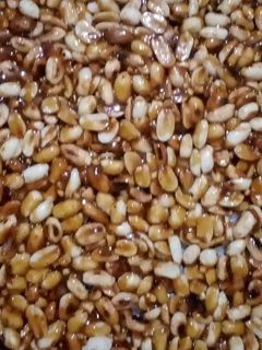 સીંગ ની ચીકી (Sing Chikki Recipe In Gujarati) રેસીપી મુખ્ય ફોટો