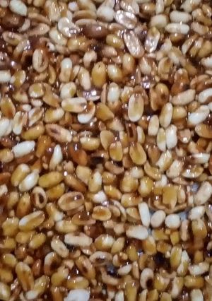 સીંગ ની ચીકી (Sing Chikki Recipe In Gujarati) રેસીપી મુખ્ય ફોટો
