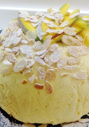 Foto di Charlotte di mango e colomba pasquale