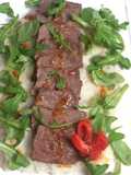 Tataki de ternera con puré de batata y aliño de tomate seco y albahaca