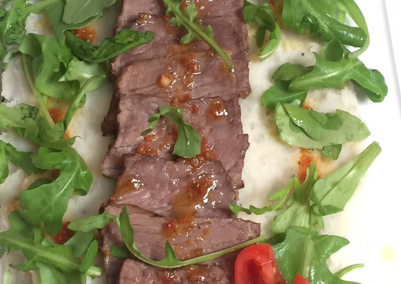 Tataki de ternera con puré de batata y aliño de tomate seco y albahaca