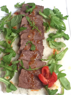 Una foto de Tataki de ternera con puré de batata y aliño de tomate seco y albahaca