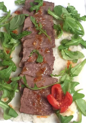 Una foto de Tataki de ternera con puré de batata y aliño de tomate seco y albahaca