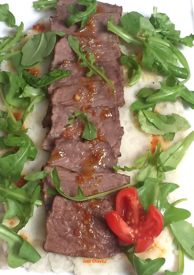 Una foto de Tataki de ternera con puré de batata y aliño de tomate seco y albahaca