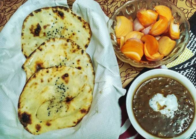 Tandoori naan with dal makhani and sirke wale pyaj