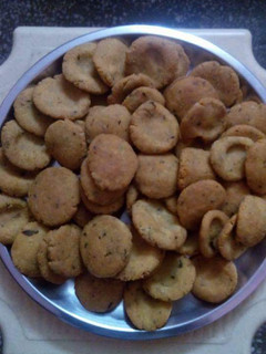 रवा मठरी (Rava Mathri recipe in hindi) रेसिपी मुख्य फोटो