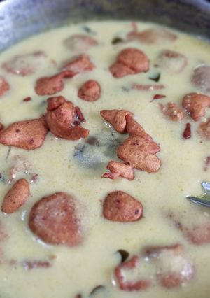 कड़ी पकौड़ा (kadhi pakoda recipe in Hindi) रेसिपी मुख्य फोटो