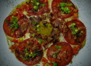 Una foto de Pizza en huevos a la napolitana con lomo de cerdo embuchado