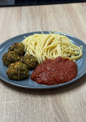 Brokkoli gombóc paradicsomszósszal, tésztával recept fotója