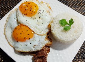 Una foto de Huevos Fritos a Caballo