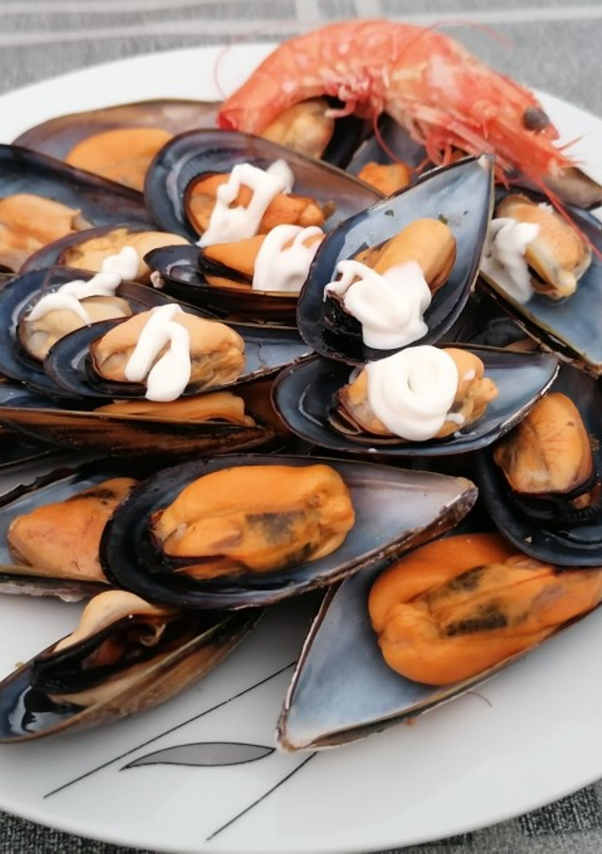 Una foto de Mejillones con mahonesa