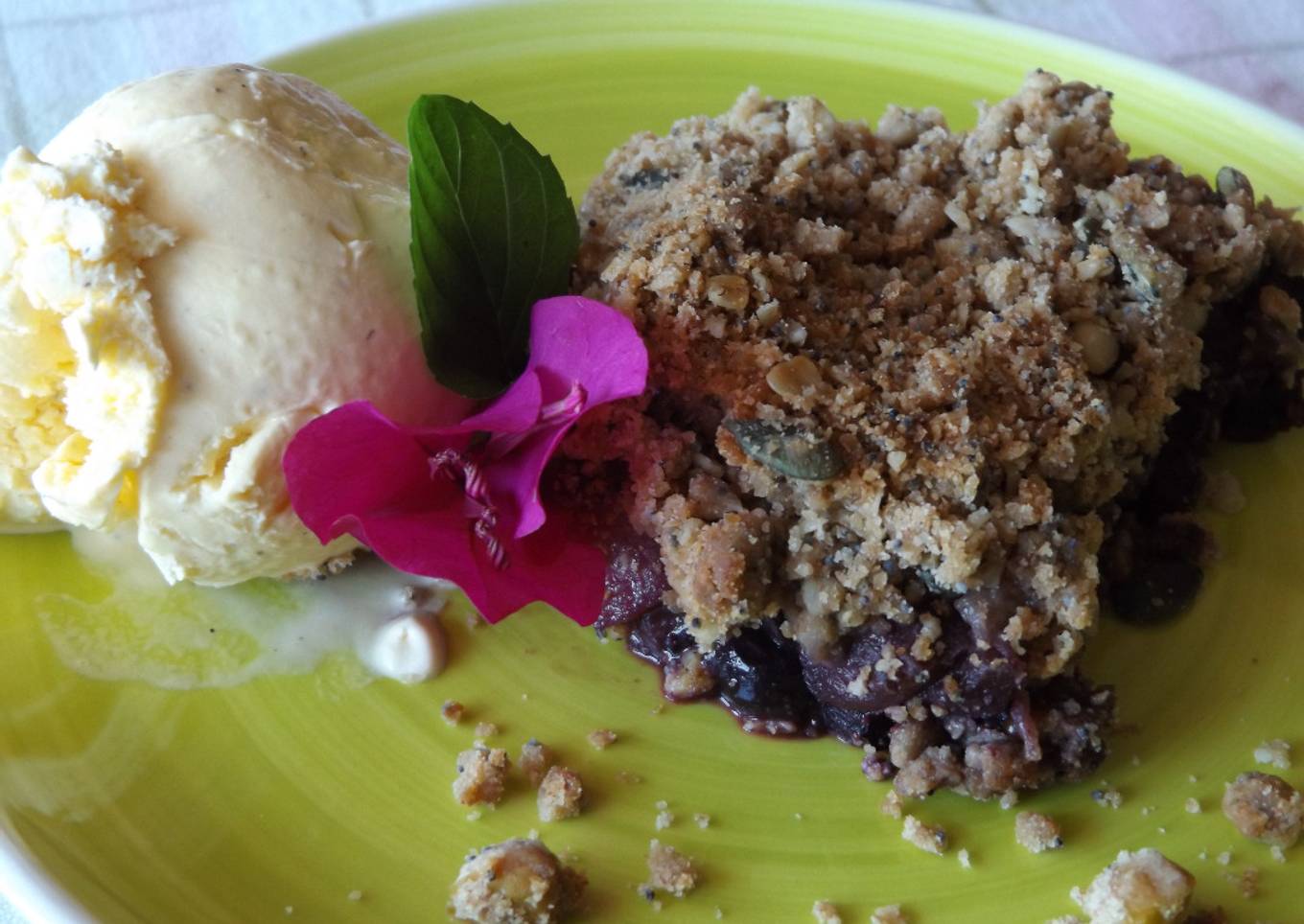 Crumble de arándanos, pera y manzanas con helado de vainilla
