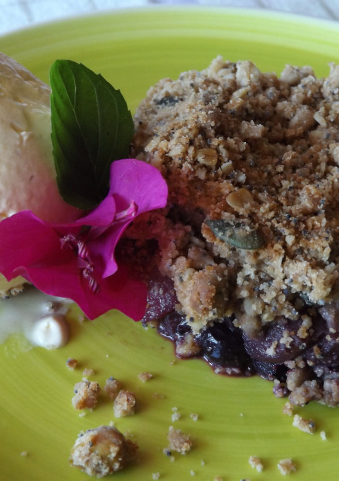 Una foto de Crumble de arándanos, pera y manzanas con helado de vainilla