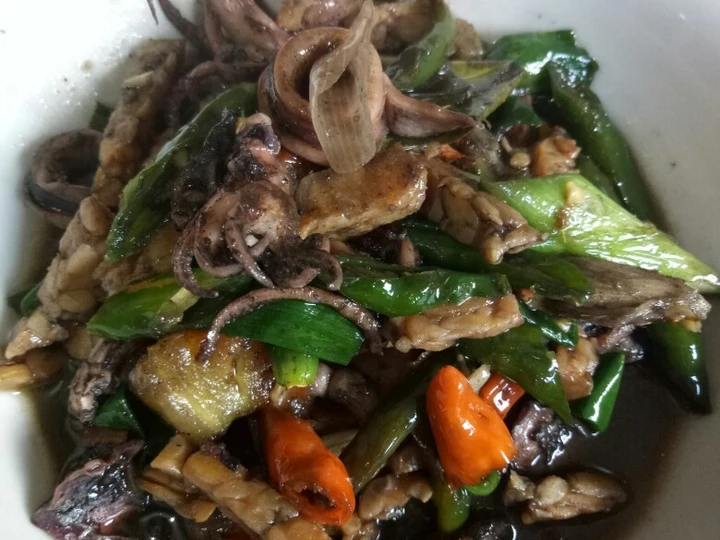Cara Mudah Membikin Resep  Tumis cumi asin campur tempe cabe ijo yang Bikin Ngiler, Enak Banget