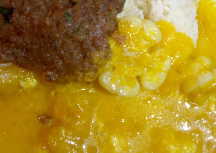 Locro de zapallo con hamburguesa