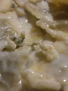 Una foto de Ravioles con salsa de roquefort