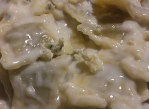 Una foto de Ravioles con salsa de roquefort