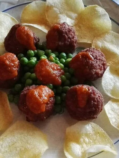 Una foto de Albóndigas con chips caseras