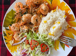 Una foto de Camarones al mojo de ajo