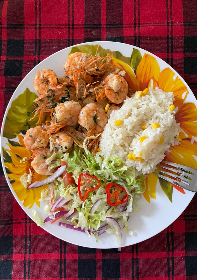 Una foto de Camarones al mojo de ajo