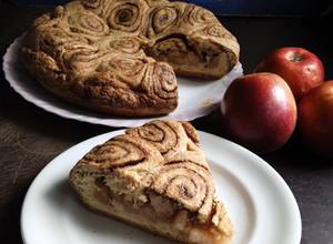 Творожный пирог с яблоком на сковороде