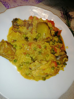 Una foto de Arroz meloso con pollo y alcachofas