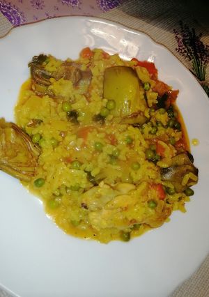Una foto de Arroz meloso con pollo y alcachofas