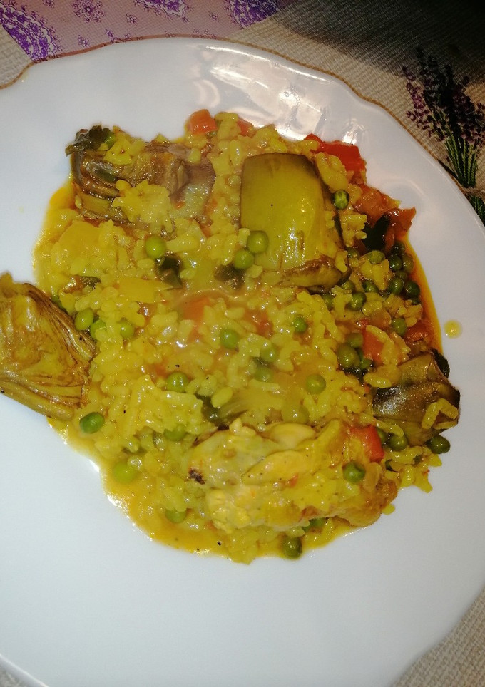 Una foto de Arroz meloso con pollo y alcachofas