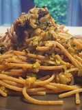 Spaghetti integrali di farro con zucchine e noci, speziati